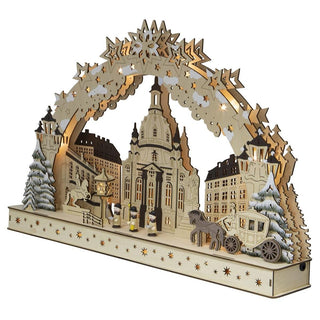 Der 3D Lichterbogen "Dresdener Altstadt" besteht aus hochwertigem Holz und ist mit einer aufwendigen LED Beleuchtung ausgestattet. Namhafte Gebäude wie der Zwinger, die Frauenkirche oder das Dresdner Schloss zieren den Schwibbogen. Hübsch anzusehen sind auch die drei gedrechselten Kurrende-Figuren neben einer beleuchteten Laterne im Vordergrund._3