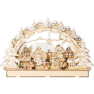 LED Lichterbogen Stadt mit Winterkinder. Das Motiv der LED Lichterspitze "Winterkinder" zeigt eine idyllische Winterlandschaft. In der Mitte steht eine beleuchtete Kirche, die zur Andacht ruft. Umgeben ist die Kirche von liebevoll gestalteten Figuren, darunter Kinder, die fröhlich rodeln und einen Weihnachtsbaum nach Hause bringen. Der Bogen ist mit beschneiten Häuschen und Bäumchen verziert.