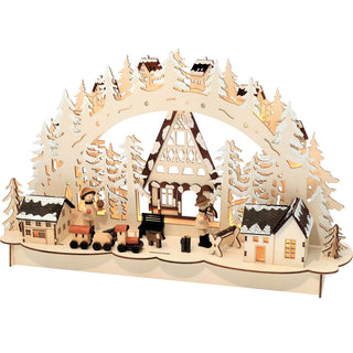 Naturfarbener LED Lichterbogen mit Batteriebetrieb und Timer. Auf dem Bofen befindet sich ein Dorf im Wald mit kleinen Häuschen, Waldarbeitern und einer Eisenbahn. Die Dächer und der Bogen, der dieses Motiv umrahmt, sind beschneit. 