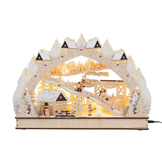 Naturfarbener, beschneiter LED Lichterbogen "Winterromantik" inkl. Trafo. Auf dem Bogen befindet sich ein Haus mit Schneemann und Winterkinder beim Wintersport. Das Rückbild ist in Form einer Eisenbahnbrücke über die gerade der Zug mit Wagons fährt. Der Bogen ist mit kleinen beschneiten Häuschen und Bäumchen verziert, die durch die LED Lämpchen einzeln beleuchtet werden.