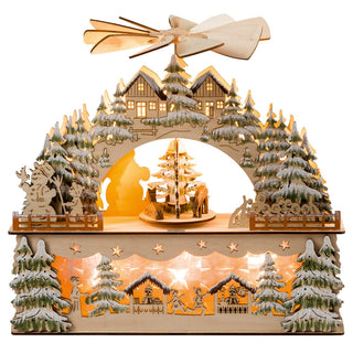 LED Lichterbogen Winterwald mit beweglicher Pyramide. Im beleuchteten Sockel befindet sich ein Weihnachtsmarkt mit Winterkindern. Auf der oberen Ebene steht im Zentrum die bewegliche Pyramide, die mit geschnitzten  Rehen bestückt ist. Der Bogen selbst ist mit beschneiten Winterbäumchen verziert.