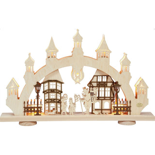 Besonders echt und plastisch wirkt dieser Bogen aus dem Erzgebirge, durch gekonnt eingesetzte Kontraste, Ebenen und Linien. Das in dunklem Sperrholz gearbeitete Fachwerk der beiden Stadthäuser wirkt täuschend echt, der turmartige Bau scheint aus der Szene zu wachsen. Besonders fein sind die Laternen und der angedeutete Metallzaun gesägt. Der freundliche Geflügelhändler begrüßt zwei laternentragende Kinder. Allerliebst ist die Entenmutter, gefolgt von den Küken. Bild 1.