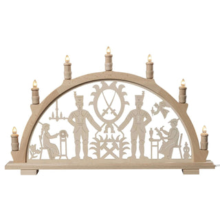 Der 7-flammige, naturfarbene Schwibbogen aus Holz ist sehr hochwertig verarbeitet. Das Motiv zeigt die Herstellung der traditionellen Handwerkskunst im Erzgebirge. Gezeigt werden zwei Bergleute, ein Engel, eine Klöpplerin und ein Schnitzer in der ursprünglichen Arbeitsweise. 