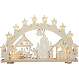 Dieser wunderschöne Schwibbogen aus dem Erzgebirge zeigt die Dresdener Frauenkirche nd den Striezelmarkt im Vordergrund. Beleuchtet wird der Lichterbogen aus Holz durch 10 direkte und 5 Indirekte LED Flammen.