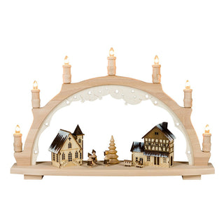 Dieser wunderschöne 7-flammige Schwibbogen ist echt erzgebirgisches Kunstwerk. Sockel und Bogen sind aus massivem Buchenholz. Im Innern stehen 2, in allen Einzelheiten dargestellte, historische Gebäude. Links ist eine Kirche zu sehen und rechts der Bahnhof, vor dem gerade der Zug vorgefahren ist. Eine Kurrende aus drei gedrechselten Figuren hat sich in der Mitte des Platzes, am Weihnachtsbaum zum Singen eingefunden. Bild 1. 