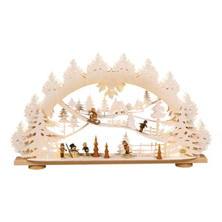 3D Schwibbogen aus Holz mit Kindern im Schnee. Tannenbäume und Winterlandschaft wird dargestellt.