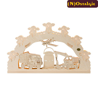 Dieser 7-flammige Schwibbogen mit alten Milchkrug, Agrarflugzeug, Schaufelradbagger und DDR-Lastkraftwagen ist etwas ganz Besonders für Nostalgiker. Durch die Kuh-Köpfe als Umrandung wird der Bogen indirekt beleuchtet. Bild 1.