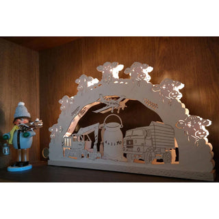 Hier ist de 7-flammige Nostalgie Schwibbogen Agrar von der Rückseite beleuchtet dargestellt. Bild 2.