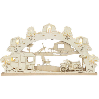 Dieser naturfarbige 3D Schwibbogen ist für ideal nostalgische Campingfreunde. Mit viel Liebe zu Detail bearbeitet, kommt man hier ins Schwärmen alter Urlaubserinnerungen.
Das rustikale Motorrad fährt bis an den FFK-Strand vor, Schlafen im Zelt, im Klapp-Fix oder im kleinen Wohnwagen war Freiheit pur. Die mit Lichtquellen gefüllten Stoffzelte umranden den Bogen.