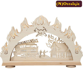 Dieser 7-flammige LED-Schwibbogen mit 3D Effekt, ist ein original im Erzgebirge hergestelltes Kunstwerk. Große Flammen umranden den Bogen. Durch die interne Beleuchtung wirken die Feuerwirbel echt. Mit der Drehleiter fahren die Kammeraden zum Einsatz vor. Ein Dachstuhl steht unter Flammen. Schnell wird geholfen. Bild 1.