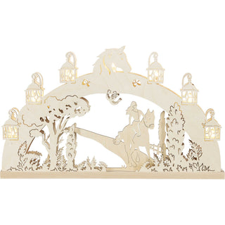 Abgebildet ist hier der naturfarbige 3D Schwibbogen mit dem Motto - Reiterin. Rustikale Laternen umranden den Bogen. Auf der Spitze ist ein Pferdekopf mit Glückshufen eingearbeitet. Eine Reiterin macht gerade einen ausgiebigen Ausritt auf Feld und Wiese.