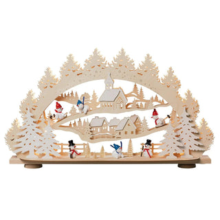 Beleuchtet wird dieser Schwibbogen von 15 elektrischen LED-Kerzen. Es tummeln sich 6 lustige Schneemänner mit bunten Mützen und Schals in der weißen Pracht. Sie sausen von der obersten Ebene, vorbei an der Kirche, durchs Dorf ins Tal. Umrahmt wird die Szene von einem wunderschönen Winterwald mit üppigen Tannen.
Die LED-Beleuchtung ist gekonnt im Inneren des Lichterbogens verborgen und strahlt dadurch indirekt. Bild 1.