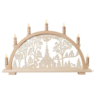 Hier ist das bekannteste Spielzeugdorf aus dem Erzgebirge in einem Lichterbogen eingearbeitet. Eingerahmt von Bäumen und bekrönt vom Sternenhimmel verbreitet dieser Schwibbogen sein wohlig warmes Licht. Eine perfekte Dekoration zur Winter- und Weihnachtszeit für Ihr zu Hause.