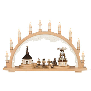 Schwibbogen Seiffener Weihnacht, 12-flammiger LED Schwibbogen aus Holz mit Seiffener Kirche und Pyramide, Kurrendesängern und Bäumen bestückt.