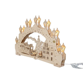 Von der Seite zu sehen ist hier, der aktiv beleuchtete 7-flammige Schwibbogen Weihnachtsbaum am Markt. Bild 3.