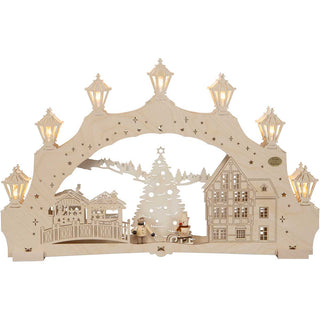 Der 7-flammige Schwibbogen "Weihnachtsbaum am Markt" ist sehr winterlich gehalten. Mit zwei kleinen plastischen Figuren verziert trifft er voll das Motto des Weihnachtsmarktes. Genau dort darf natürlich auch nicht der große beschmückte Weihnachtsbaum fehlen. 7 Laternen umranden den Bogen und sorgen für eine integrierte romantische Beleuchtung. Bild 1.