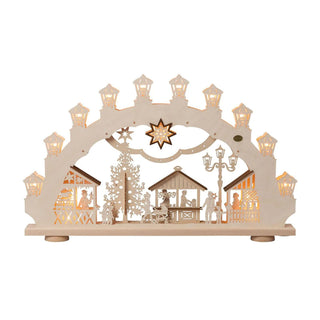 Der 15-flammige Lichterbogen ist ein echt erzgebirgisches Kunstwerk. Im Zentrum schwebt der beleuchtete Weihnachtsstern über den detailgetreuen Markttreiben und dem Weihnachtsbaum. Unter Beleuchtung kommt die winterliche Stimmung besonders zur Geltung.