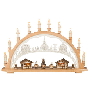 Ein exklusives -echt Erzgebirgisches- Meisterstück. Sockel und Bogen sind mit 10 LED Kerzen und aus massivem Holz verarbeitet. Insgesamt 12 LED Lampen beleuchten den aufwändigen Schwibbogen. Den Sockel zieren 2 beleuchtete Miniatur-Weihnachtsmarktstände, die in ihrer Ausgestaltung kaum detailreicher sein könnten. Im Zentrum haben sich 3 gedrechselte Sänger gruppiert. Im Hintergrund ist das verschneite Spielzeugdorf Seiffen abgebildet. Bild 1.