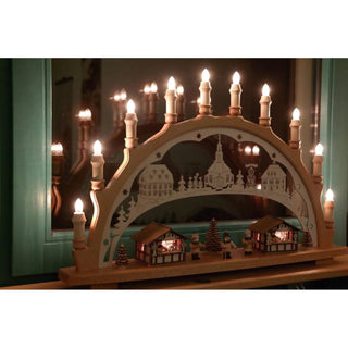 Seitlich dargestellt ist hier, der beleuchtete Schwibbogen in seiner vollen Schönheit. Bild 3.