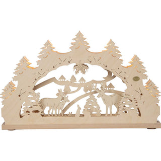 Dieser naturfarbige Schwibbogen "Winterwald" ist mit seinen 2 verschiedenen Motiven etwas ganz Spezielles. Durch die wechselbaren Blenden, erhalten Sie bei diesem Schwibbogen gleich zwei Motive. Der Wechsel geht super schnell und kinderleicht. Der Schwibbogen verfügt über eine 7-flammige LED - Beleuchtung und ist aus hochwertigem Holz gefertigt. Ein Motiv zeigt spielende Winterkinder mit Schlitten und Schneemann. Mit dem zweiten Motiv werden Waldtiere in ihrer natürlichen Umgebung dargestellt. Bild 4.