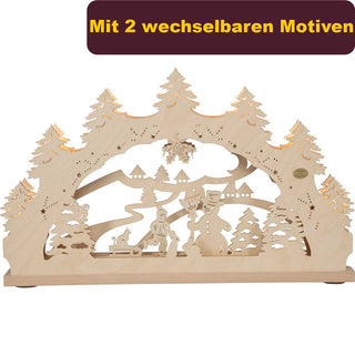 Dieser naturfarbige Schwibbogen "Winterwald" ist mit seinen 2 verschiedenen Motiven etwas ganz Spezielles. Durch die wechselbaren Blenden, erhalten Sie bei diesem Schwibbogen gleich zwei Motive. Der Wechsel geht super schnell und kinderleicht. Der Schwibbogen verfügt über eine 7-flammige LED - Beleuchtung und ist aus hochwertigem Holz gefertigt. Ein Motiv zeigt spielende Winterkinder mit Schlitten und Schneemann. Mit dem zweiten Motiv werden Waldtiere in ihrer natürlichen Umgebung dargestellt. Bild 1. 