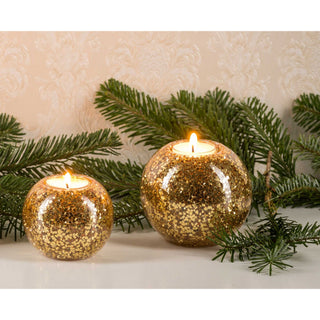 Die Teelichthalter aus Glas in Kugelform sind nicht nur ein echter Hingucker, sondern sorgen auch für ein gemütliches Ambiente. Mit einem Durchmesser von 8 cm und 10 cm passen sie perfekt auf jeden Tisch oder jedes Regal. Die LED Beleuchtung in den Teelichthaltern schafft ein warmes Licht. Das Golddekor verleiht den Teelichthaltern einen eleganten und festlichen Look.