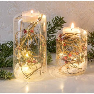 Die beleuchteten Teelichthalter aus Glas bekommen in 2er Set. Die Teelichthalter haben eine im Glas eingefasste LED um für eine extra Beleuchtung zu sorgen. Betrieben werden die Teelichthalter durch Batterien. Teelichter sind nicht im Lieferumfang enthalten.