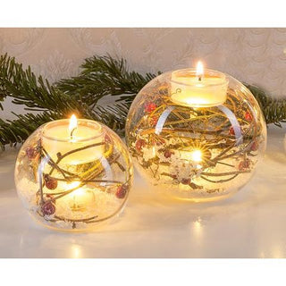 Die beleuchteten Teelichthalter aus Glas bekommen Sie im 2er Set. Die Teelichthalter haben eine im Glas eingefasste LED um für eine extra Beleuchtung zu sorgen. Betrieben werden die Teelichthalter durch Batterien. Teelichter sind nicht im Lieferumfang enthalten.