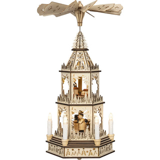 Naturfarbene LED Weihnachtspyramide mit zwei Etagen und einer Höhe von 52 cm. Die Pyramide besteht aus winterlich, gestalteten Laubsägeverziehrungen auf dem Sockel, sowie an den einzelnen Etagen. Auf der unteren Etage befindet sich der Weihnachtsmann und der Schneemann. Auf der oberen Etage befindet sich die Eisenbahn.