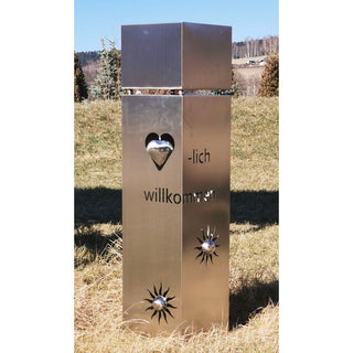Metallsäule "Herzlich Willkommen" aus Edelstahl