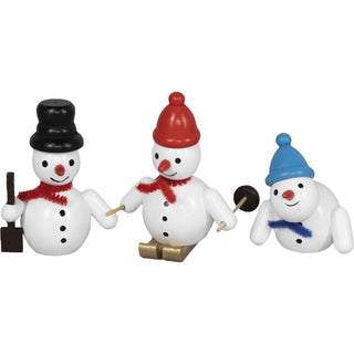 6 cm hohe Schneemänner im 3er Set. Ein Schneemann hält eine Schaufel, einer fährt ki und einer rutscht liegend. Die Hüte sind schwarz, rot und blau