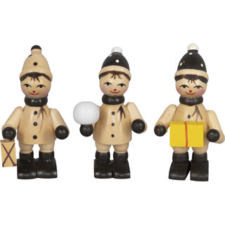 5,5 cm hohes Figure-Set, bestehend aus 3 naturfarbenen Winterkindern. Die Kinder haben einen Laterne, Schneelball und Geschenk in der Hand