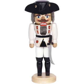 Dieser General ist ein in weiß-schwarz-rot bemalter Nussknacker. Er trägt einen Hut, einen Säbel an seiner Uniform und weiches graues Haar. In 2 Größen und 3 Farben ist die Figur erhältlich. Bild 1.
