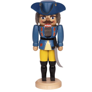 Dieser General ist ein in gelb-schwarz-rot-blau bemalter Nussknacker. Er trägt einen blauen Hut, einen Säbel an seiner blauen Uniform und weiches graues Haar. In 2 Größen und 3 Farben ist die Figur erhältlich. Bild 7.