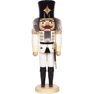 Dieser Husar ist ein in weiß-schwarz-golden bemalter Nussknacker. Er trägt einen Hut, einen Säbel an seiner Uniform und weiches graues Haar. In 2 Größen und 3 Farben ist die Figur erhältlich. Bild 1.