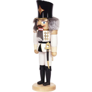 Hier im seitlichen Profil dargestellt, der Nussknacker Husar in weiß. Bild 2.