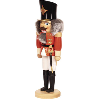 Im Seitenprofil dargestellt, der Nussknacker Husar in rot. Bild 5.