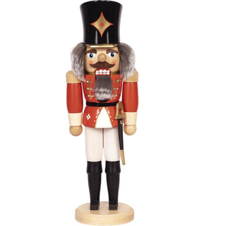 Dieser Husar ist ein in weiß-schwarz-rot bemalter Nussknacker. Er trägt einen schwarzen Hut, einen Säbel an seiner rot-weisen Uniform und weiches graues Haar. In 2 Größen und 3 Farben ist die Figur erhältlich. Bild 4.