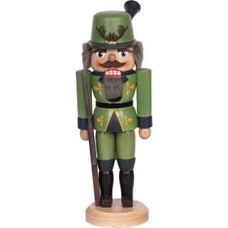 Die Jäger ist ein in grün-schwarz-gelb bemalter Nussknacker. Er trägt ein Jagdgewehr und weiches Haar. In 2 Größen ist dieser erhältlich. Bild 1.