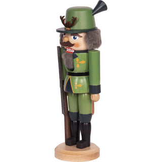 Im Seitenprofil gezeigt, wird hier der Jäger als einen in grün-schwarz-gelb bemalter Nussknacker mit Jagdgewehr und weichem Haar. In 2 Größen ist dieser erhältlich. Bild 2.