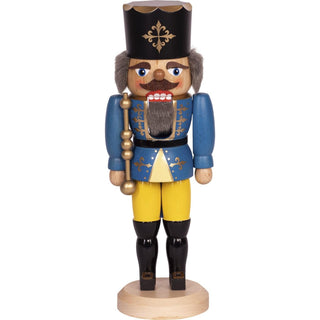 Dieser König ist ein in blau-gelb-schwarz-golden bemalter Nussknacker. Er trägt eine schwarz-goldene Krone, ein Zepter und weiches graues Haar. In 2 Größen und 3 Farben ist die Figur erhältlich. Bild 7.