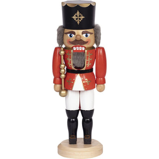 Dieser König ist ein in weiß-schwarz-rot bemalter Nussknacker. Er trägt eine schwarz-goldene Krone, ein Zepter und weiches graues Haar. In 2 Größen und 3 Farben ist die Figur erhältlich. Bild 4.