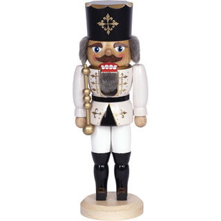 Dieser König ist ein in weiß-schwarz-golden bemalter Nussknacker. Er trägt eine schwarz-goldene Krone, ein Zepter und weiches graues Haar. In 2 Größen und 3 Farben ist die Figur erhältlich. Bild 1.