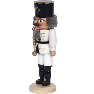 Zu sehen im Seitenprofil, der Nussknacker-König in weiß. Bild 2.