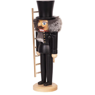 Dieser Schornsteinfeger ist ein in schwarz mit roten Halstuch bemalter Nussknacker. Gezeigt hier im Seitenprofil. Er hat eine Leiter, einen Feger und weiches Haar. In 2 Größen ist die Figur erhältlich. Bild 2.