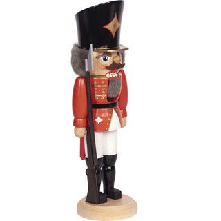 Der rote Nussknacker Soldat ist hier seitlich zu sehen. Bild 6.