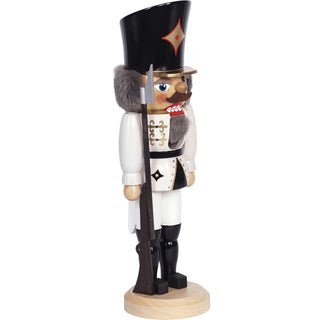 Von der Seite ist dieser Nussknacker Soldat in weiß dargestellt. Bild 3.