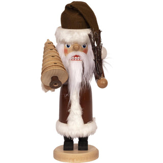 Hier ist ein 36cm großer Weihnachtsmann als Nussknacker mit einer braunen Stoffmütze, schwarzen Stiefeln und einen braunen Holzkörper als Mantel mit weißer Fellumrandung. Er trägt eine Holztanne in den Händen und eine Rute aus kleinen Zweigen. Das weiche weiße Haar und der lange Bart  macht diesen Nussknacker zu etwas Besondern. In 3 Farben ist diese Figur erhältlich. Bild 7.