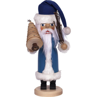 Hier ist ein 36cm großer Weihnachtsmann als Nussknacker mit einer blauen Stoffmütze, schwarzen Stiefeln, einen blauen Holzkörper als Mantel und weißer Fellumrandung. Er trägt eine Holztanne in den Händen und eine Rute aus kleinen Zweigen. Das weiche weiße Haar und der lange Bart  macht diesen Nussknacker zu etwas Besondern. In 3 Farben ist diese Figur erhältlich. Bild 1.