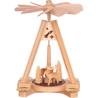 Diese exklusive Weihnachtspyramide in naturfarben gibt es in 2 Motiven. Auf diesem Modell sind 2 Ringelbäumchen und 2 geschnitzte Waldtiere auf einer Etage aufgeklebt. Bild 2.